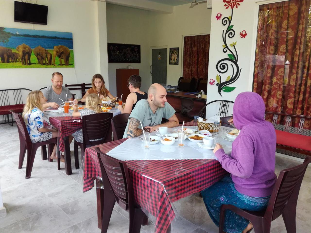 אנוראדפורה Bevary City Hotel מראה חיצוני תמונה